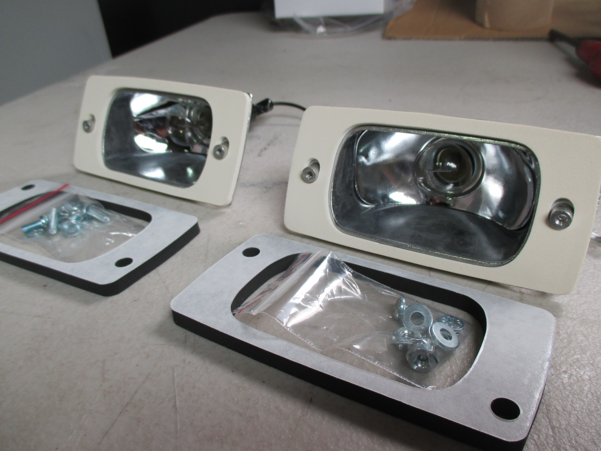 PAIR OF MK1 ESCORT FRONT INDICATORS WITH LENSES - Image 10