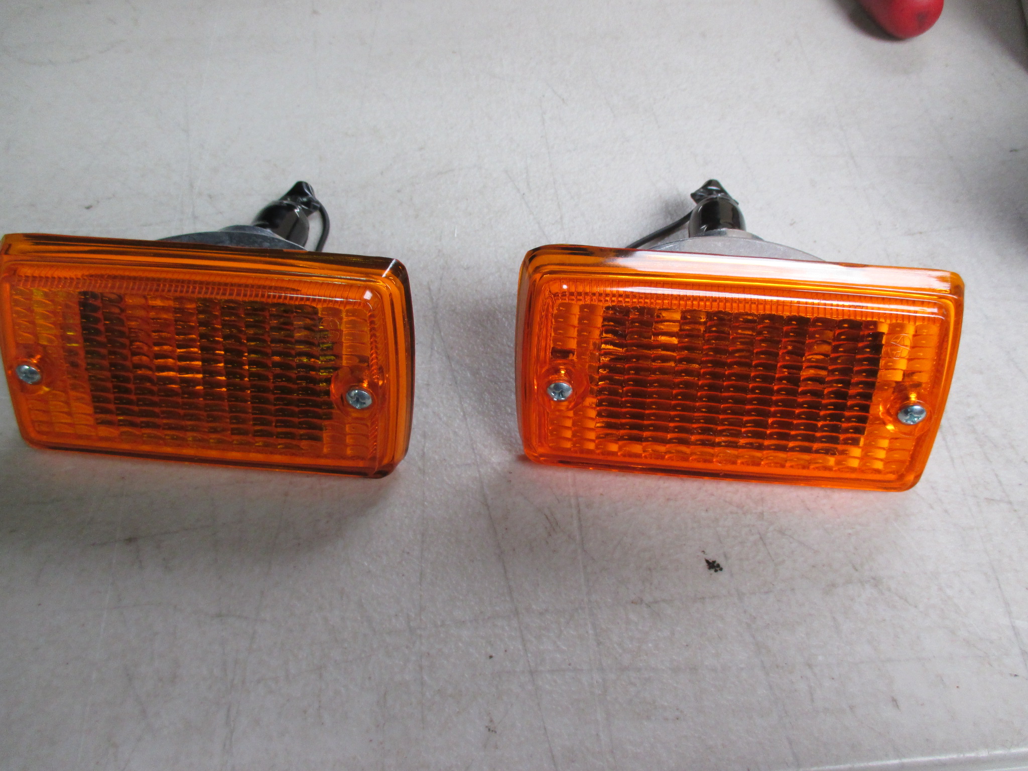 PAIR OF MK1 ESCORT FRONT INDICATORS WITH LENSES - Image 3