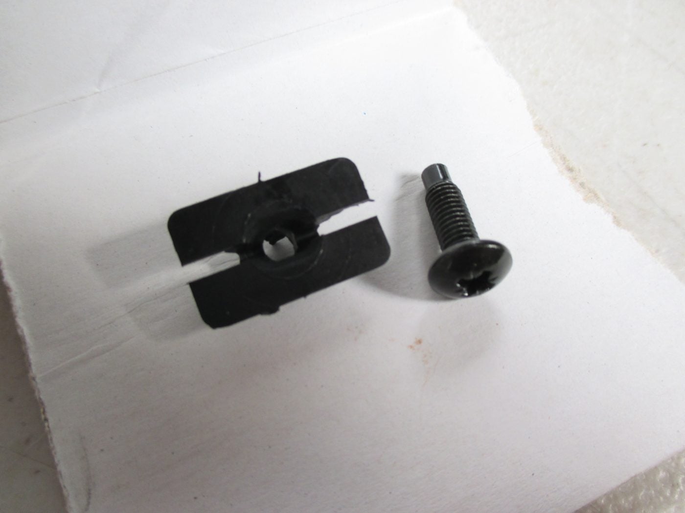 MK2 ESCORT, GRILL SCREW AND PLASTIC CLIP