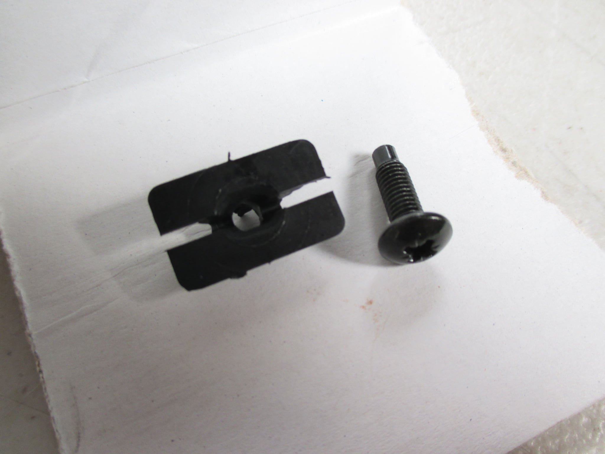 MK2 ESCORT, GRILL SCREW AND PLASTIC CLIP