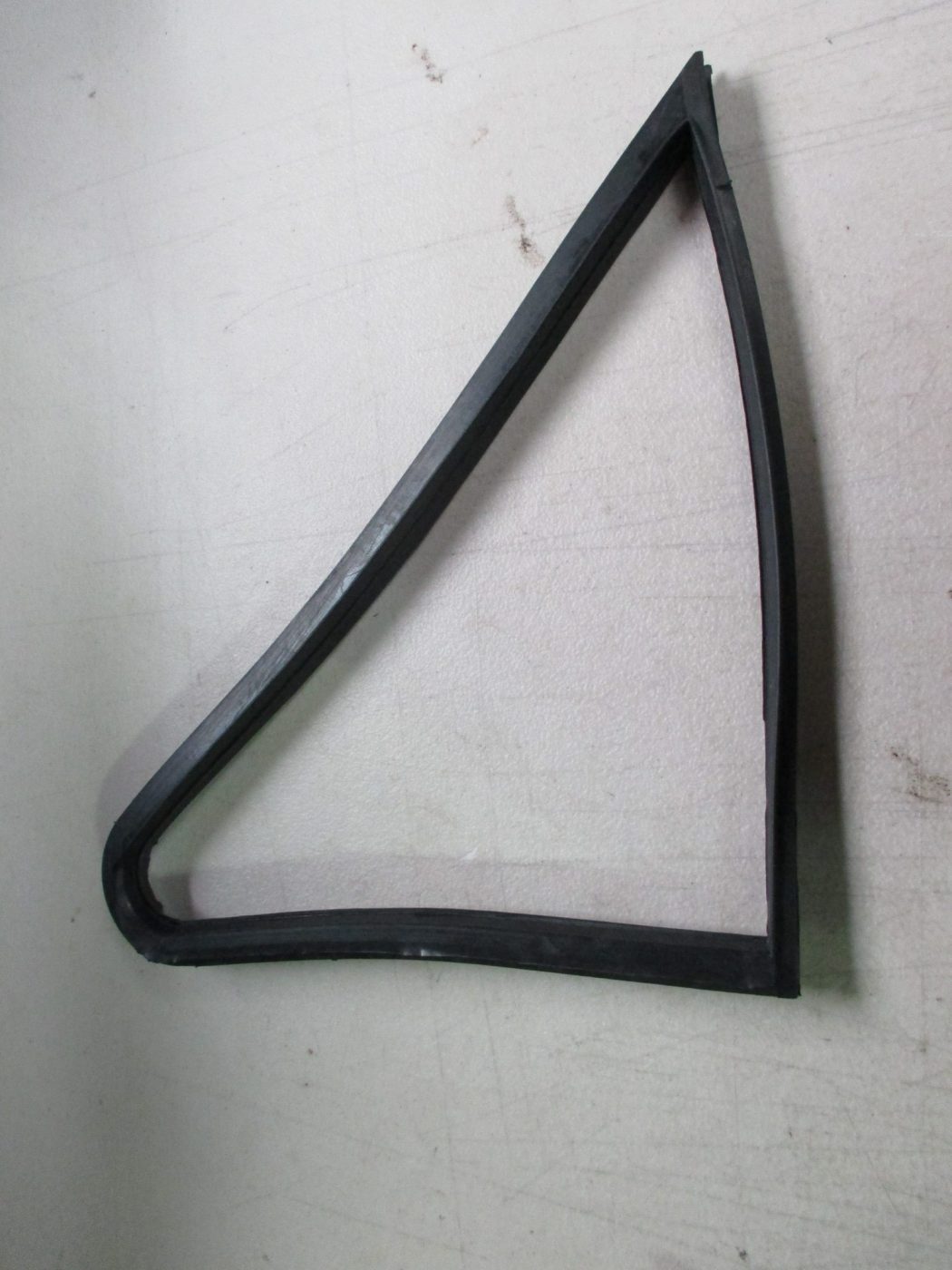 PAIR OF MK1 ESCORT, FRONT 1/4 LIGHT SEALS (NON OPENING)