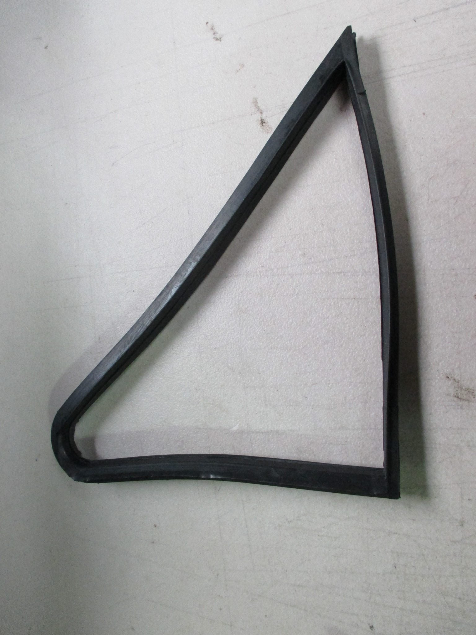 PAIR OF MK1 ESCORT, FRONT 1/4 LIGHT SEALS (NON OPENING)
