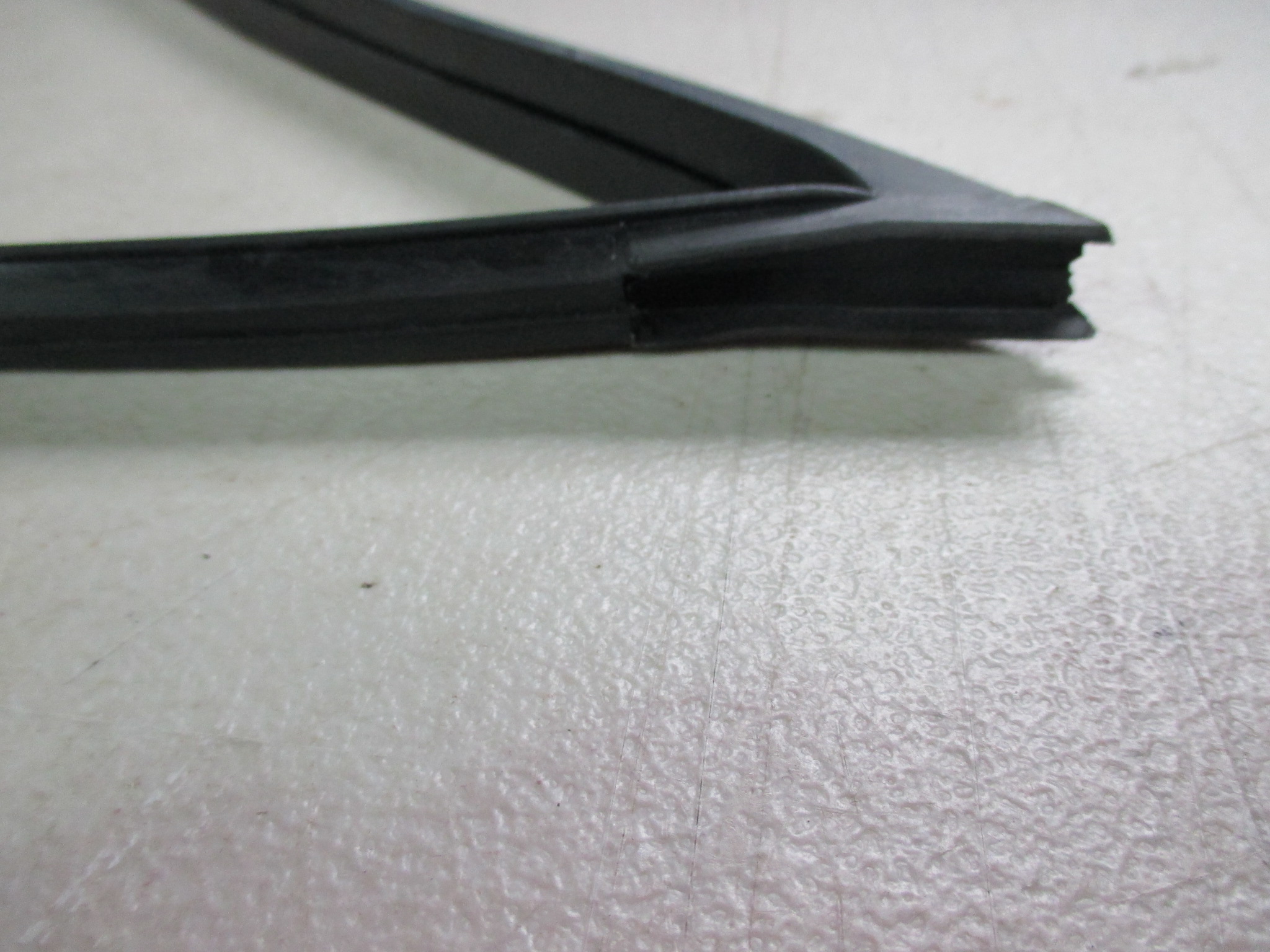 PAIR OF MK1 ESCORT, FRONT 1/4 LIGHT SEALS (NON OPENING) - Image 2