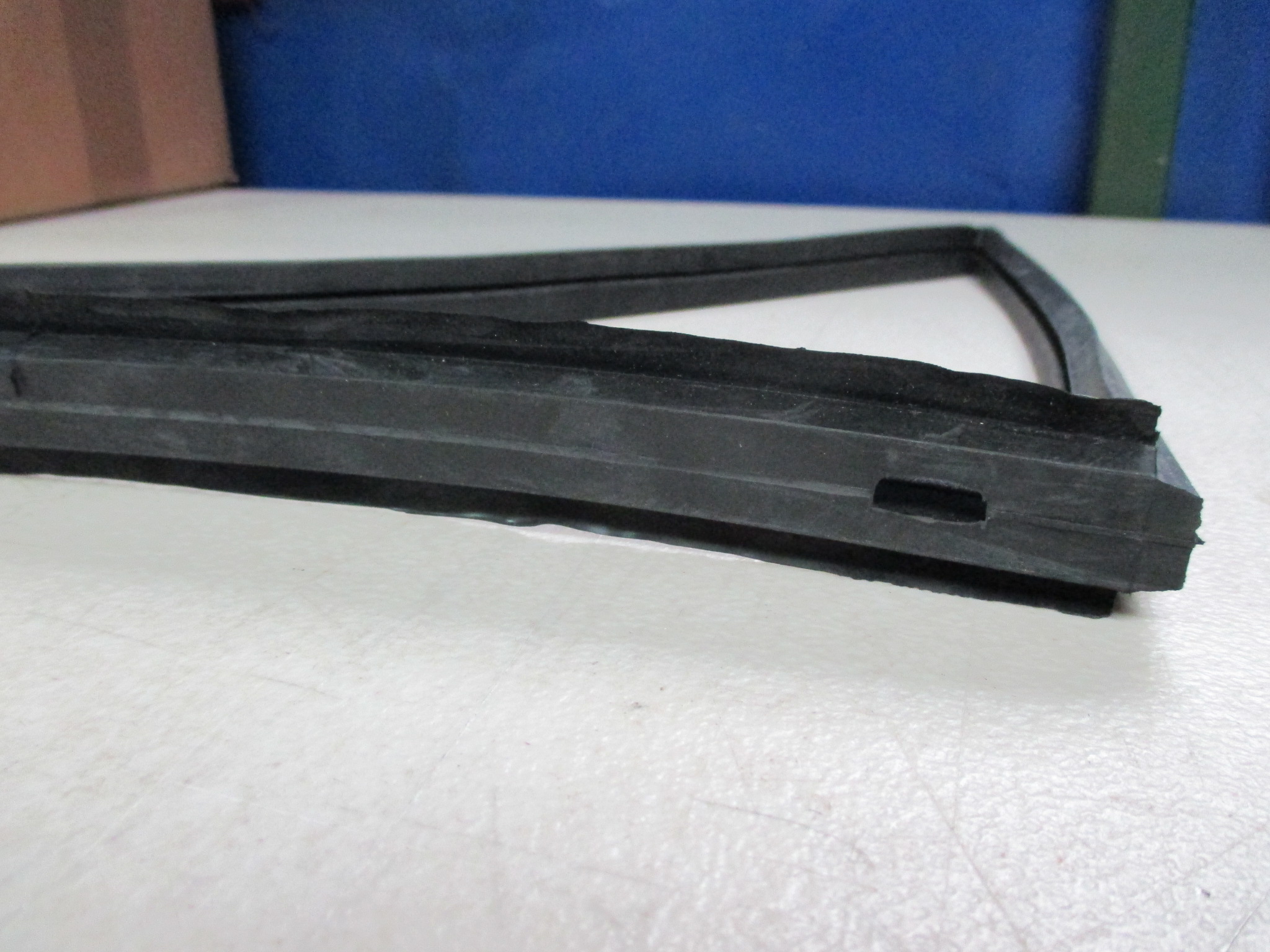 PAIR OF MK1 ESCORT, FRONT 1/4 LIGHT SEALS (NON OPENING) - Image 3