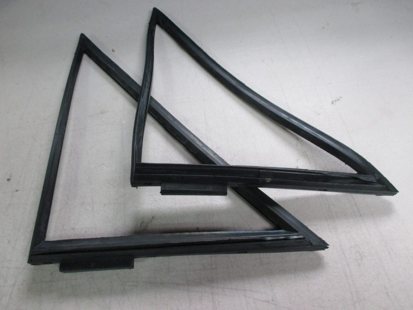 PAIR OF MK2 ESCORT,RS,GHIA MODELS ONLY, FRONT 1/4 LIGHT SEALS/RUBBERS (NON OPENING)