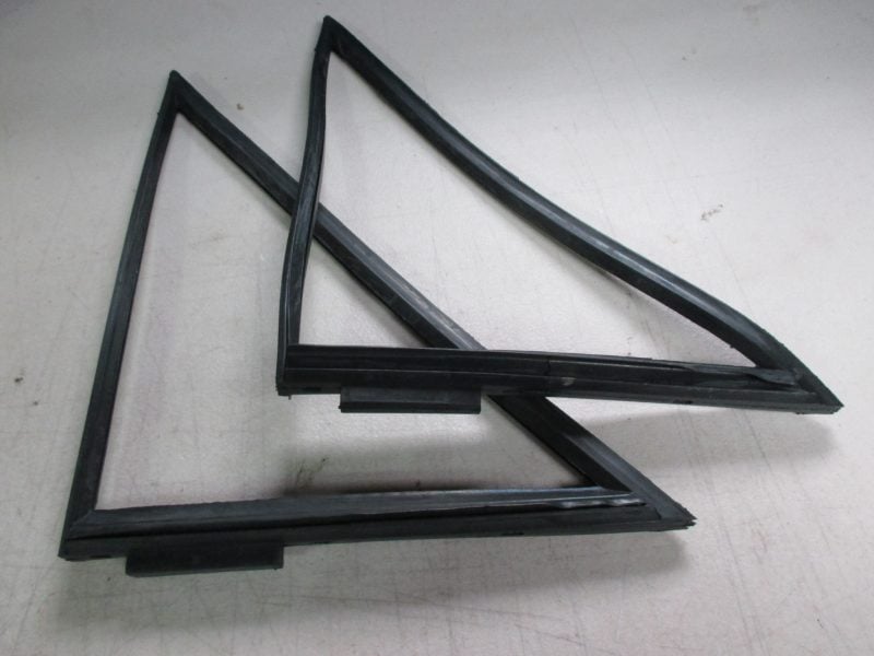 PAIR OF MK2 ESCORT,RS,GHIA MODELS ONLY, FRONT 1/4 LIGHT SEALS/RUBBERS (NON OPENING)