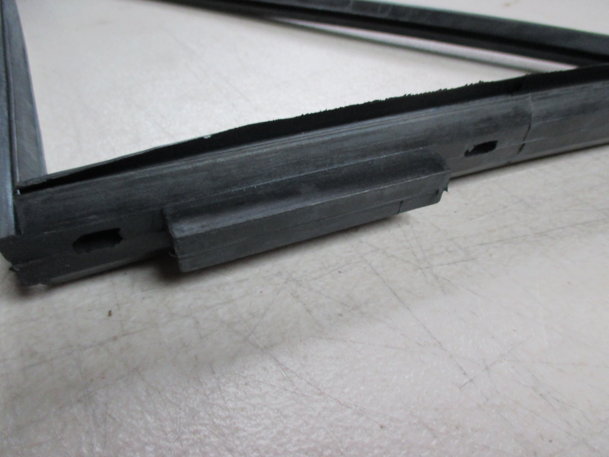 PAIR OF MK2 ESCORT,RS,GHIA MODELS ONLY, FRONT 1/4 LIGHT SEALS/RUBBERS (NON OPENING) - Image 5