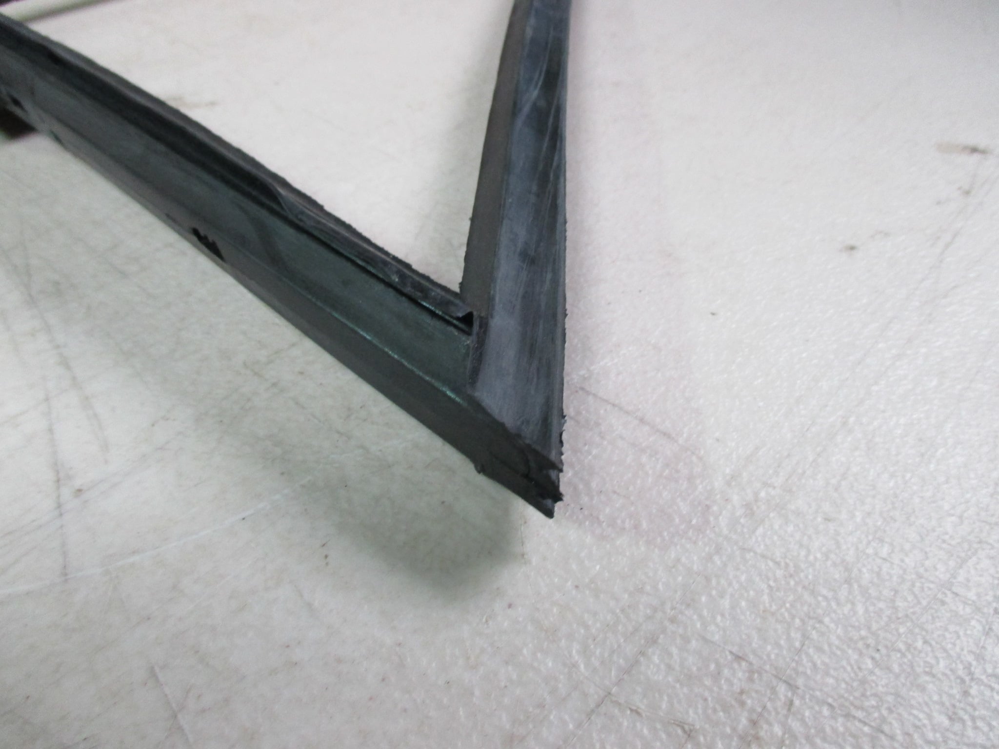 PAIR OF MK2 ESCORT,RS,GHIA MODELS ONLY, FRONT 1/4 LIGHT SEALS/RUBBERS (NON OPENING) - Image 4