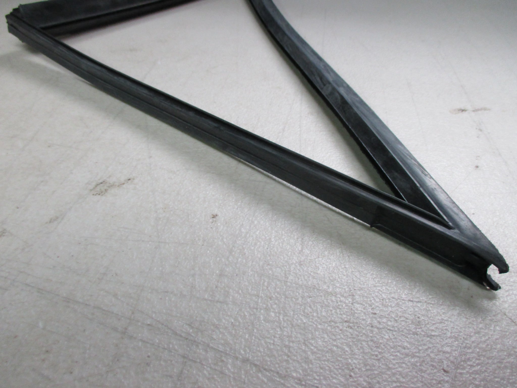 PAIR OF MK2 ESCORT,RS,GHIA MODELS ONLY, FRONT 1/4 LIGHT SEALS/RUBBERS (NON OPENING) - Image 3