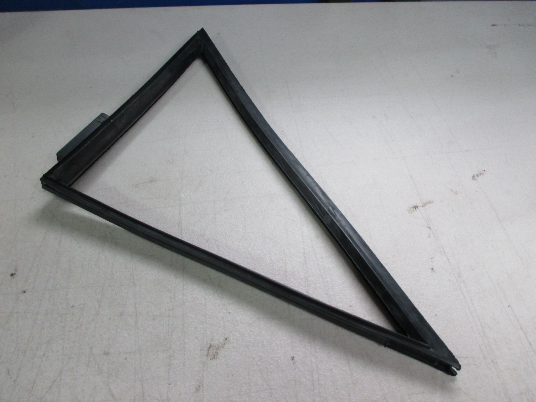 PAIR OF MK2 ESCORT,RS,GHIA MODELS ONLY, FRONT 1/4 LIGHT SEALS/RUBBERS (NON OPENING) - Image 2