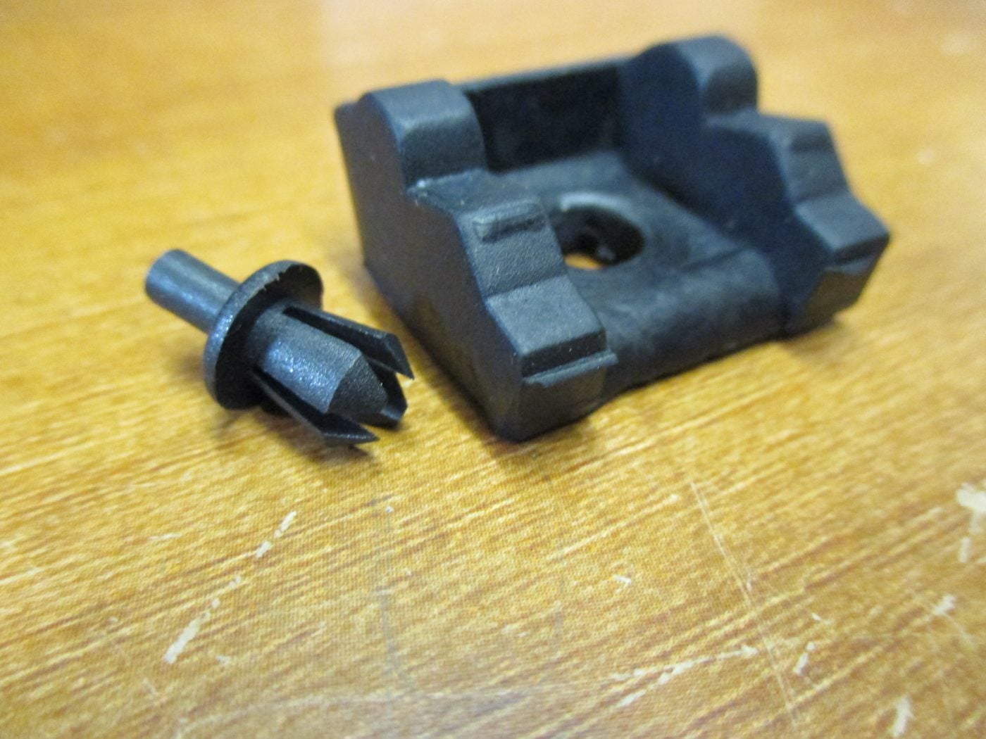 MK1 ESCORT, BONNET, CENTRE,BULKHEAD, RUBBER/RUBBERS AND RIVET