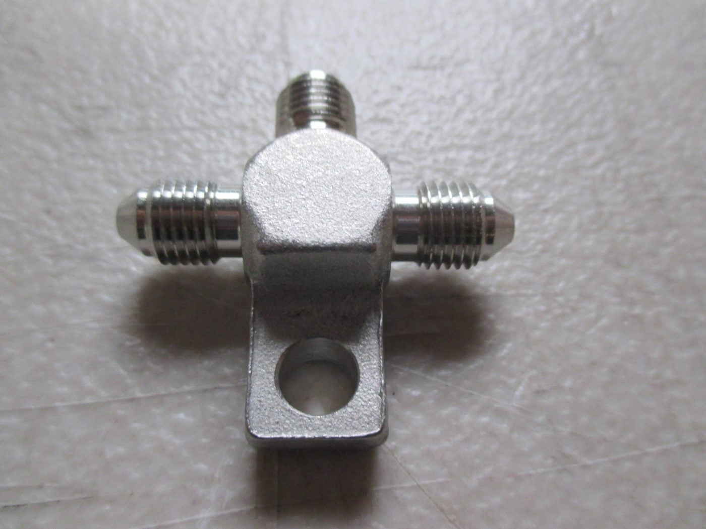 BRAKE PIPE,STAINLESS STEEL, 3/8" X 24 UNF, -3, AN3, MALE T PIECE WITH LUG MOUNT