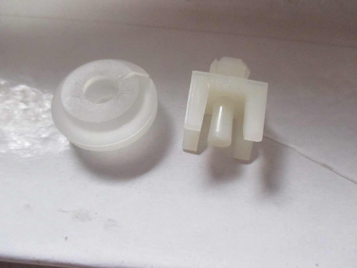 MK2 ESCORT, BONNET STAY GROMMET AND CLIP