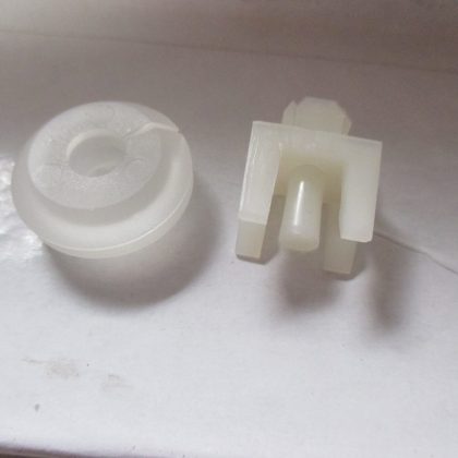 MK2 ESCORT, BONNET STAY GROMMET AND CLIP