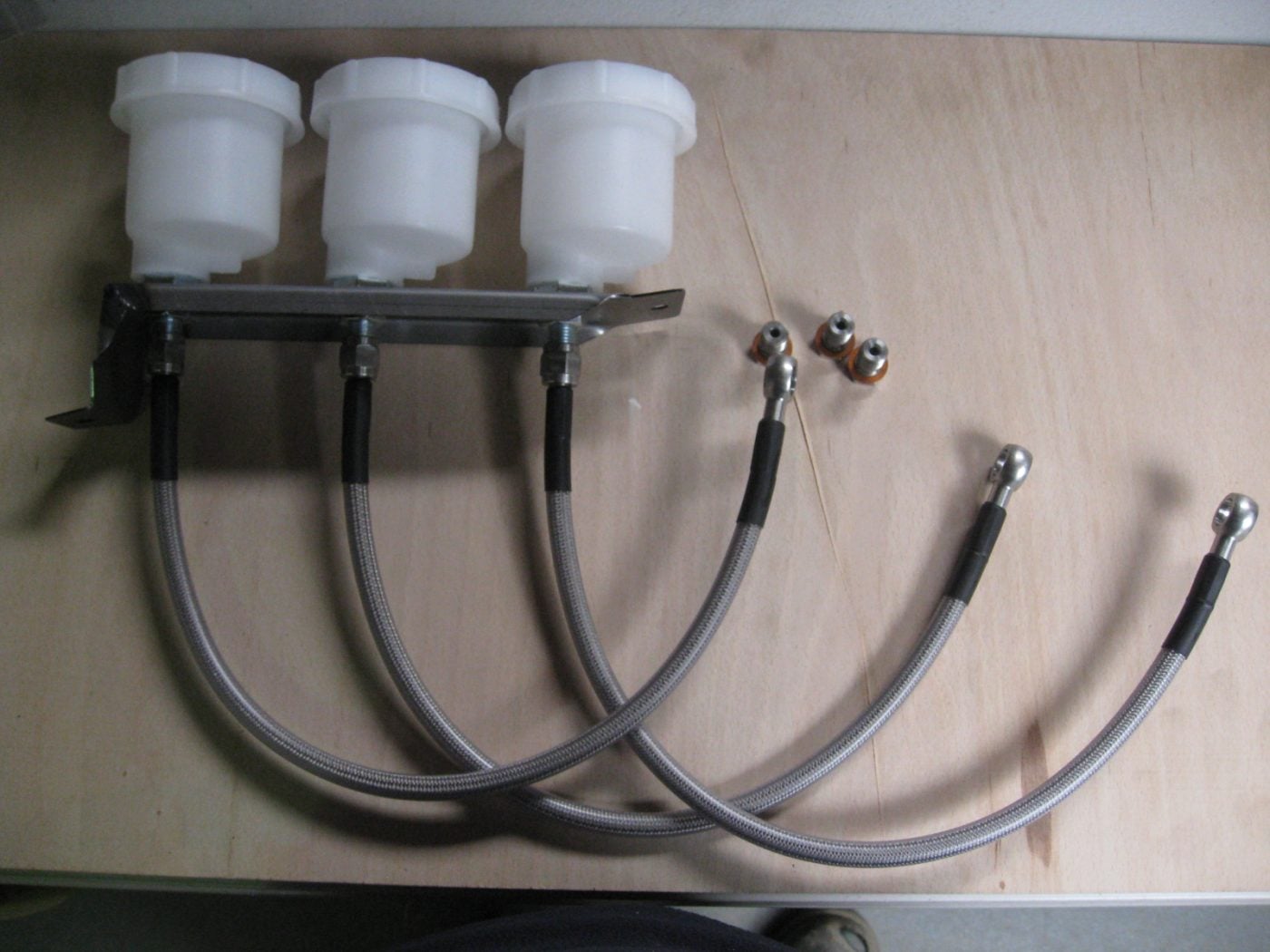 MK2 ESCORT BRAKE RESERVOIR BRACKET, 3 GIRLING TYPE RESERVOIRS, 3 GOODRIDGE HOSES