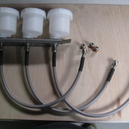 MK1 ESCORT BRAKE RESERVOIR BRACKET, 3 RESERVOIRS, 3 GOODRIDGE HOSES