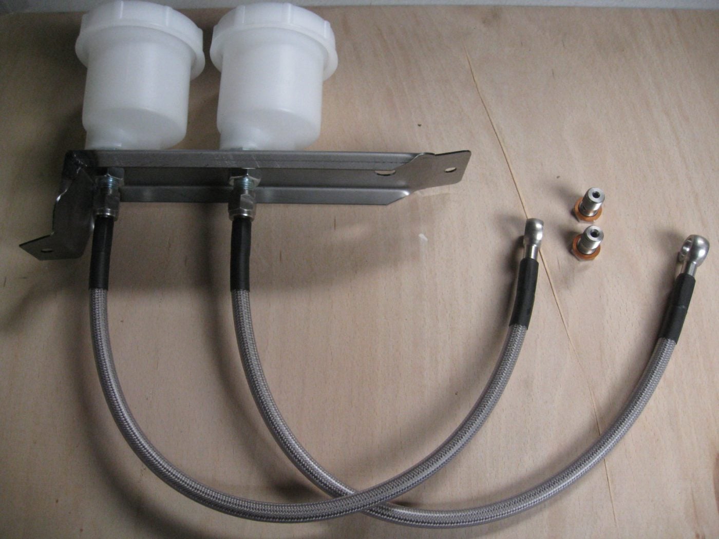 ESCORT MK1 BRAKE RESERVOIR BRACKET, 2 RESERVOIRS, 2 GOODRIDGE HOSES