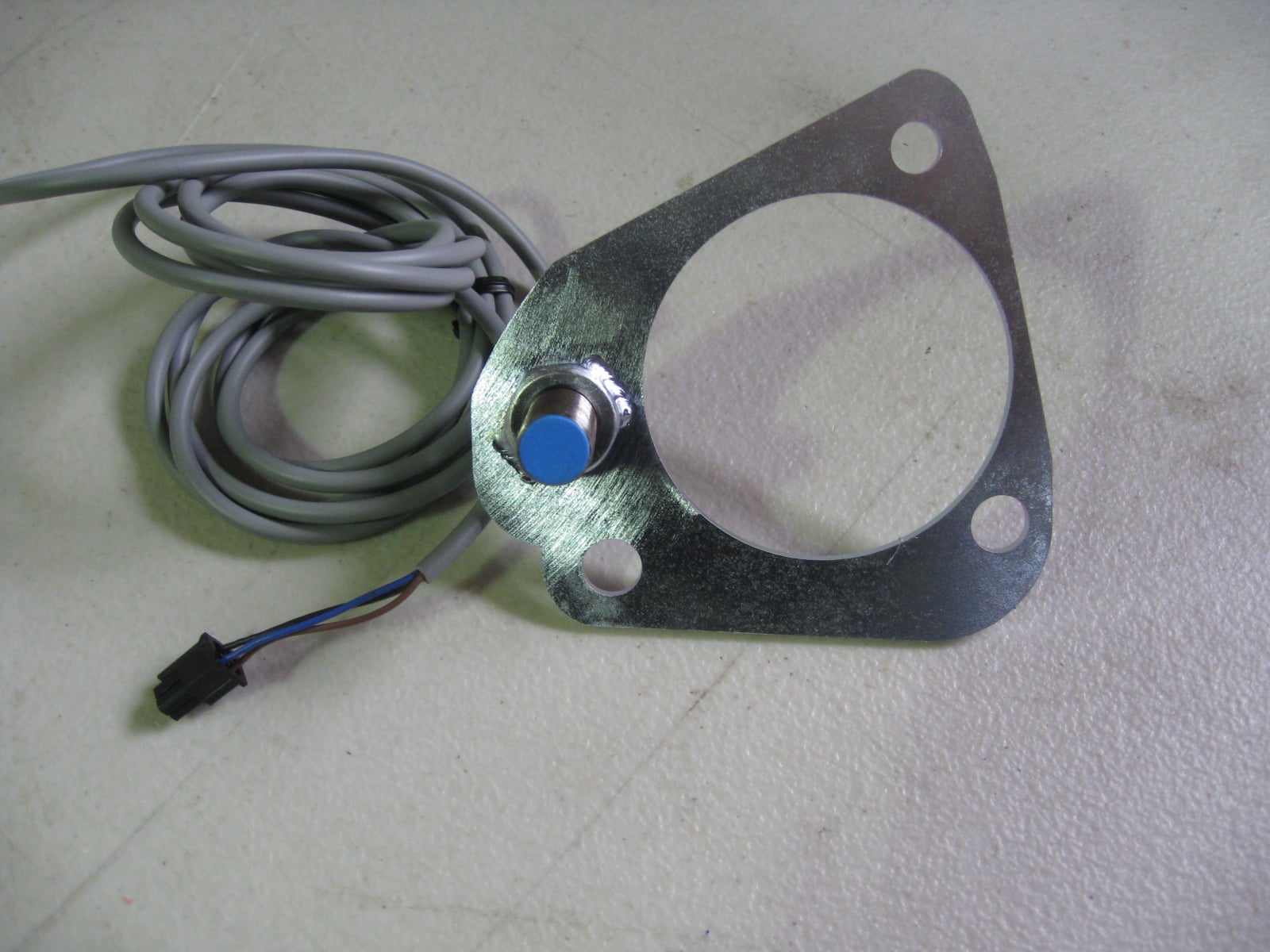 MONIT WHEEL SPEED SENSOR AND BRACKET TO FIT MK1, MK2 ESCORT STRUT, RIGHT HANDSIDE - Image 4
