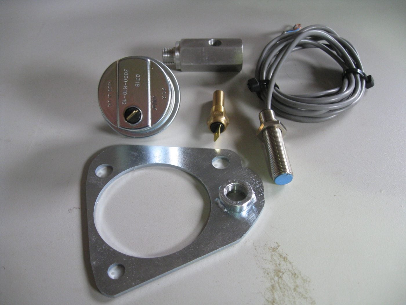 RACETECH, OIL + WATER SENDER,  WHEEL SENSOR AND STRUT BRACKET, OIL SENDER T PIECE