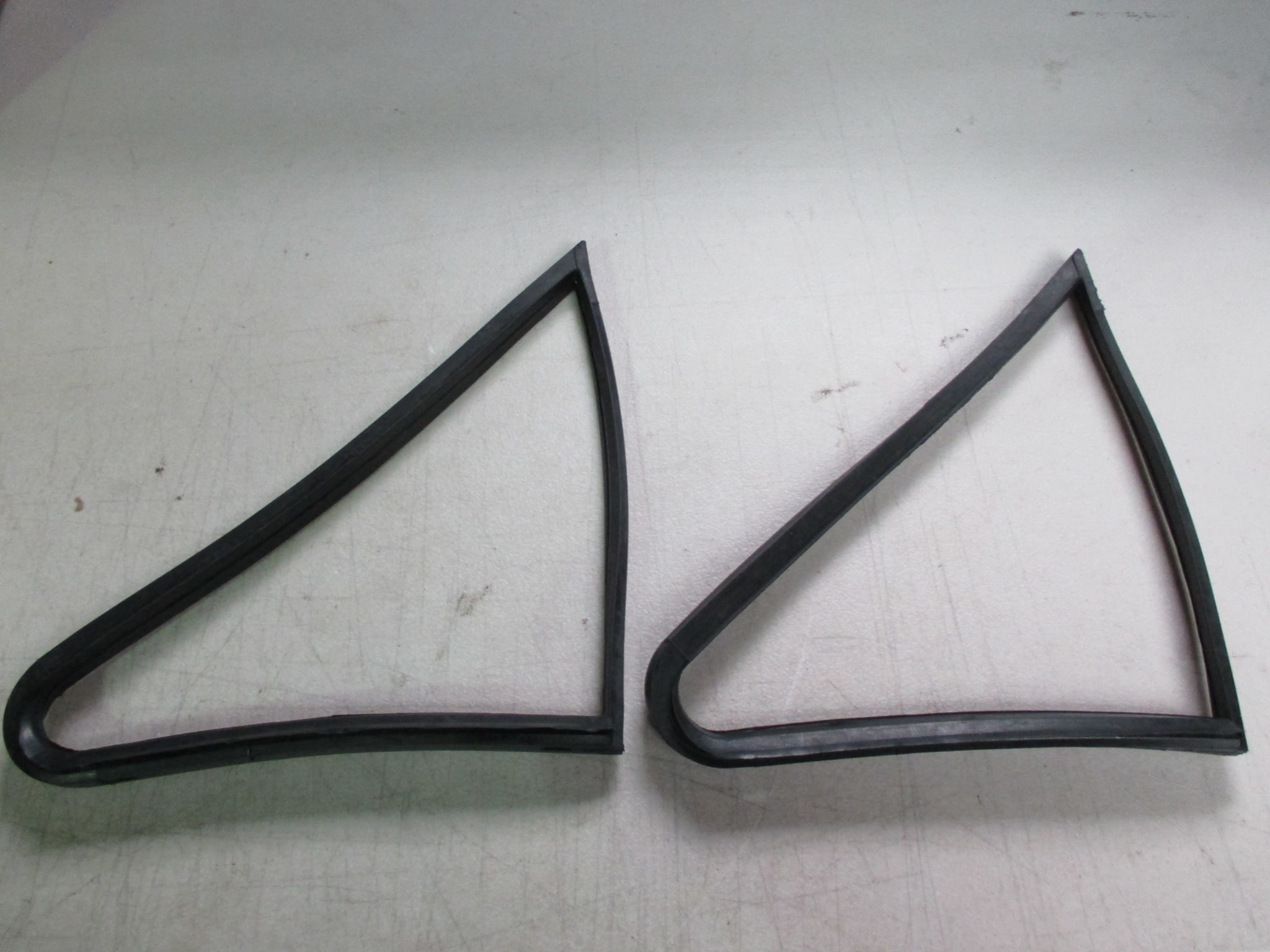 MK1 ESCORT, FULL RUBBER WINDOW AND DOOR SEAL KIT - Image 6